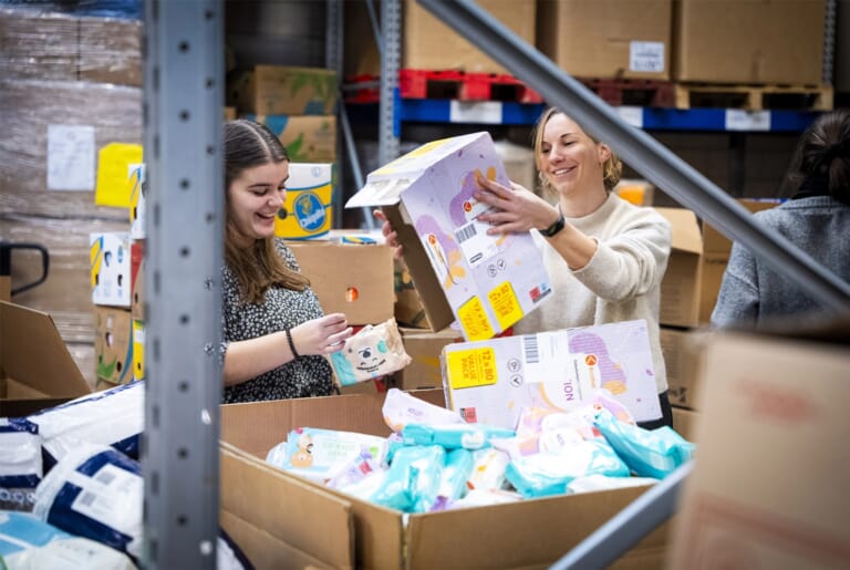 Vrouwen die pampers inpakken