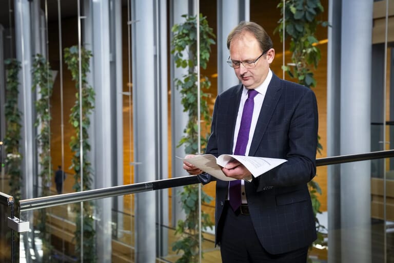 Man in pak leest een blad