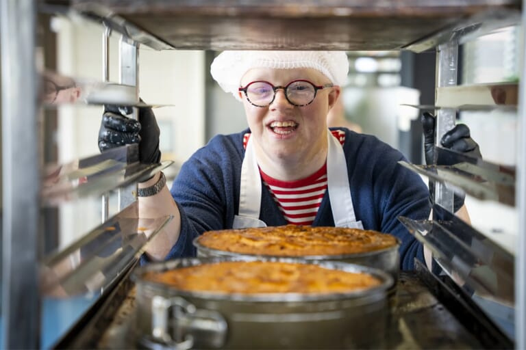 Een jongen met een muts en een appeltaart