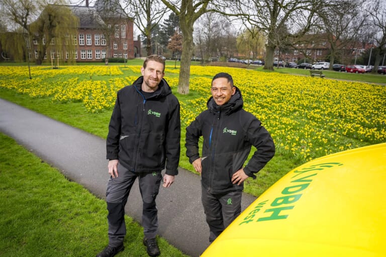 Mensen met een bus