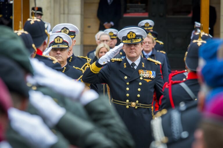 Groetende mannen in uniform 