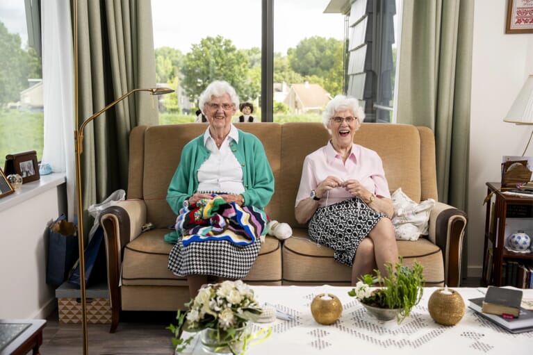 Twee bejaarde vrouwen op de bank