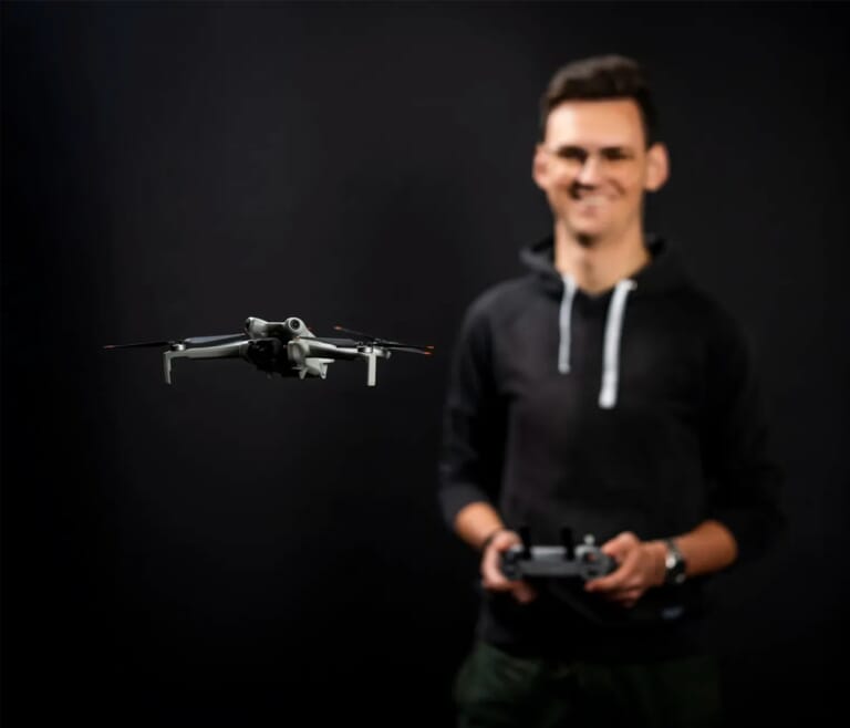 Drone met op de achtegrond een man