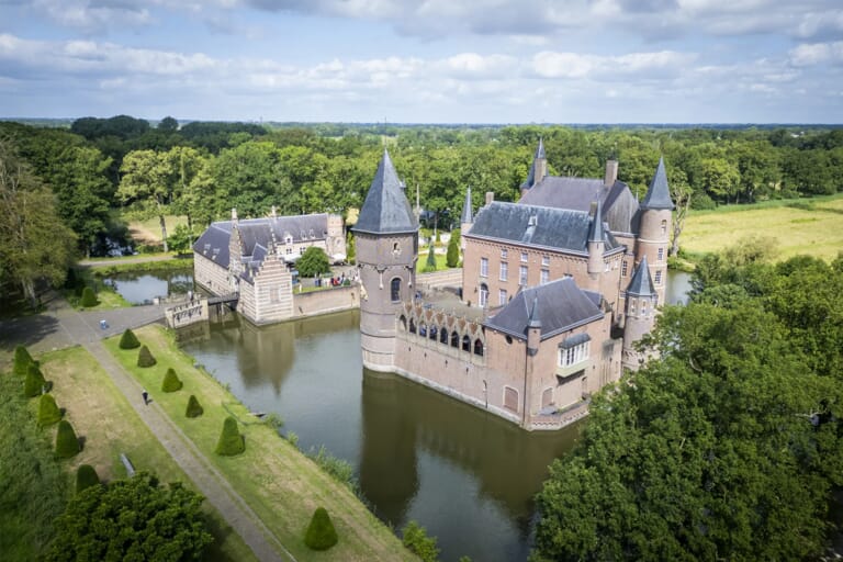Een overview van een kasteel met mooi landschap