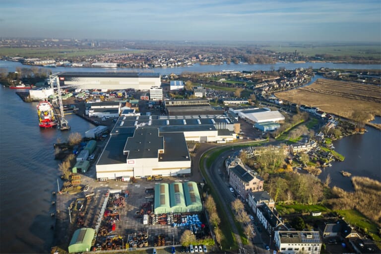 Industrie gebied aan het water