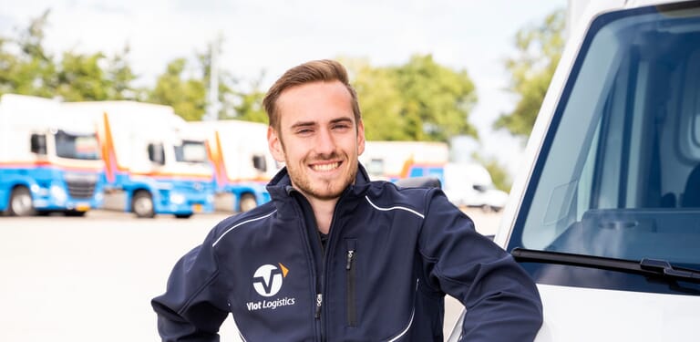 Man leunend op een auto
