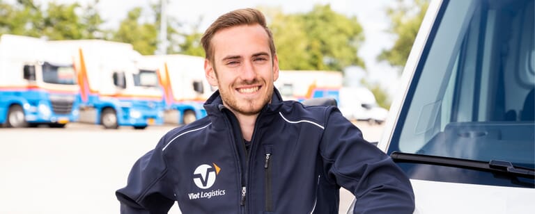 Man leunend op auto