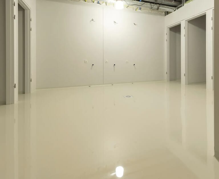 Lege kamer met witte muren en glanzende vloer