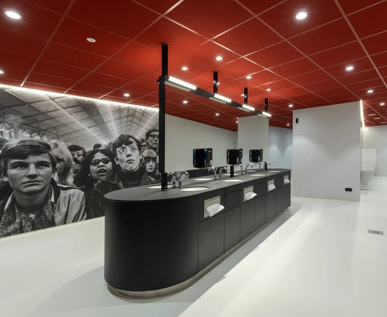Modern toilet met rode plafond en zwart-wit foto muurdecoratie