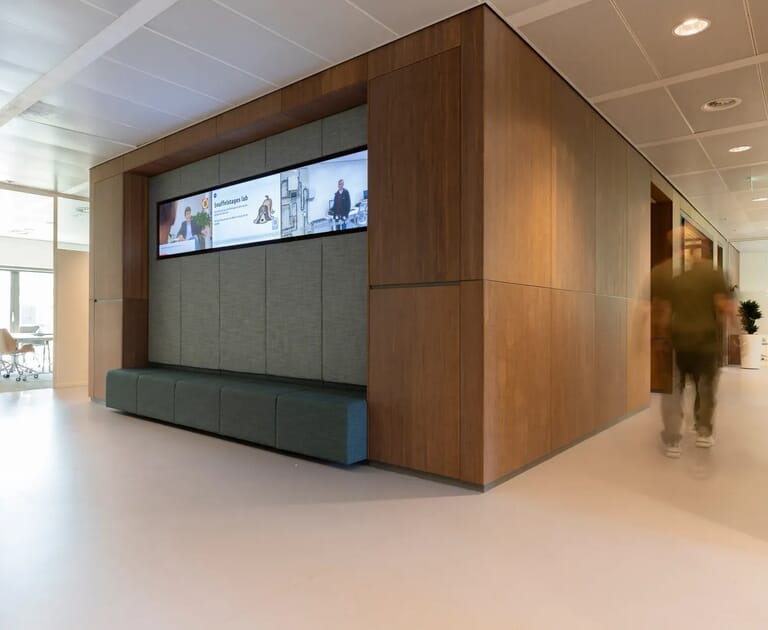Moderne kantooromgeving met houten wanden en informatiescherm