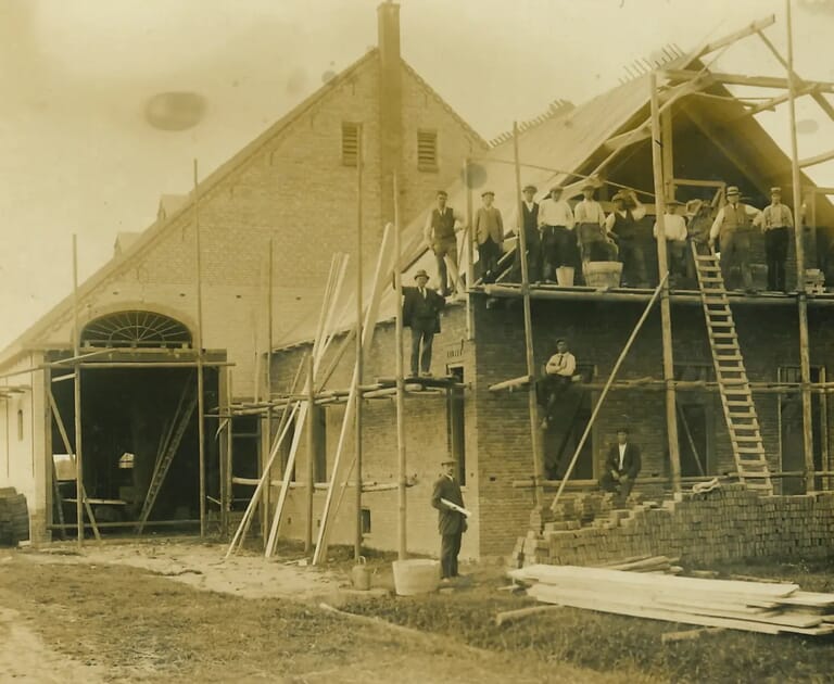 Mannen werken op een bouwplaats van een gebouw in aanbouw