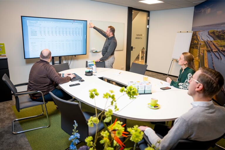 Specialisten van Verhelst in overleg over administratie uitbesteden