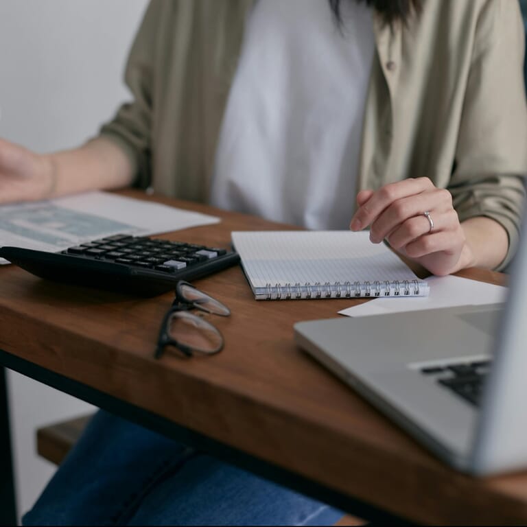 pexels-mikhail-nilov-6963857