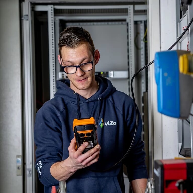 vizo-installatietechniek-monteur-met-meter