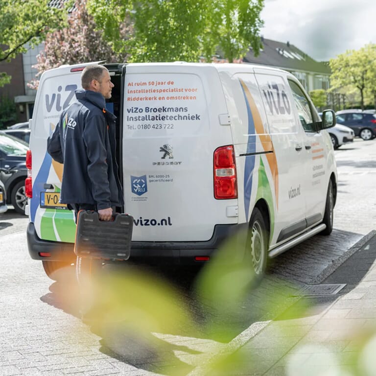 Een man bij een werkbus