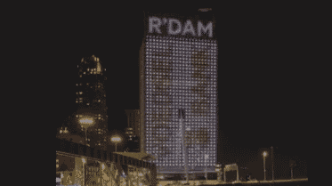 KPN gebouw straalt voor de Voedselbank Rotterdam