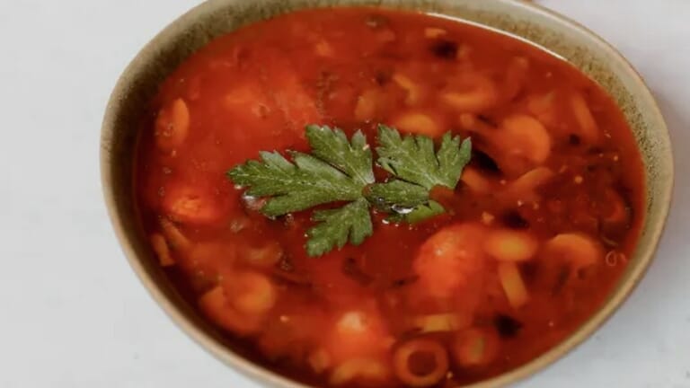 Tomaten- groentensoep met orzo