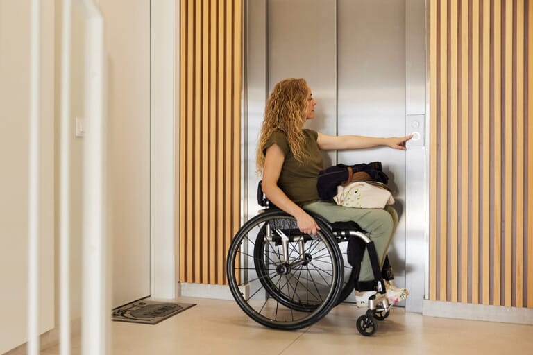 vrouw-in-rolstoel-wacht-bij-liftoplossing
